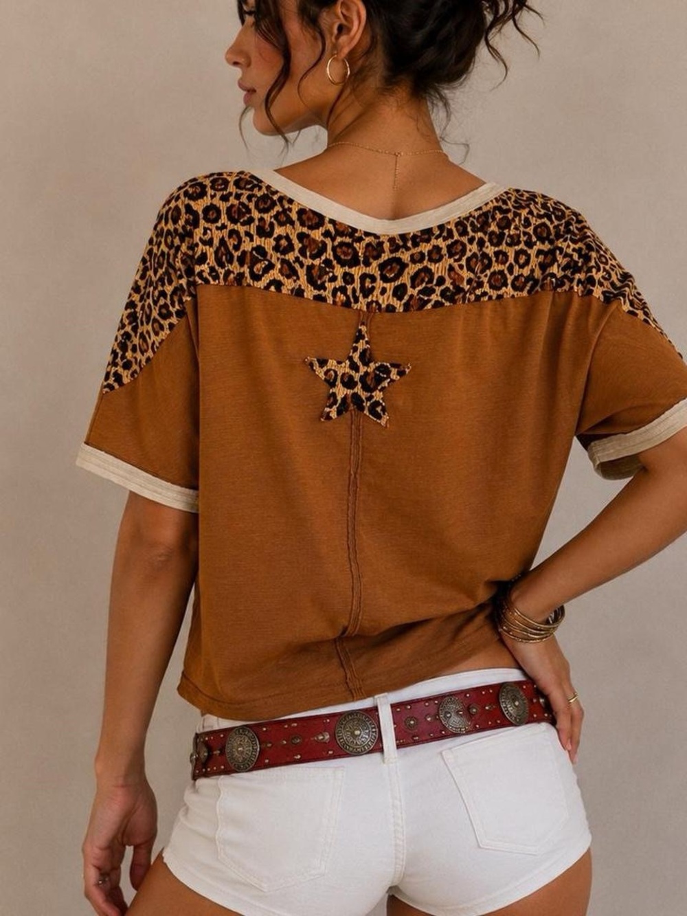 Boho Leopard Star V-Neck Tee in Brown - Picture 3 of 4